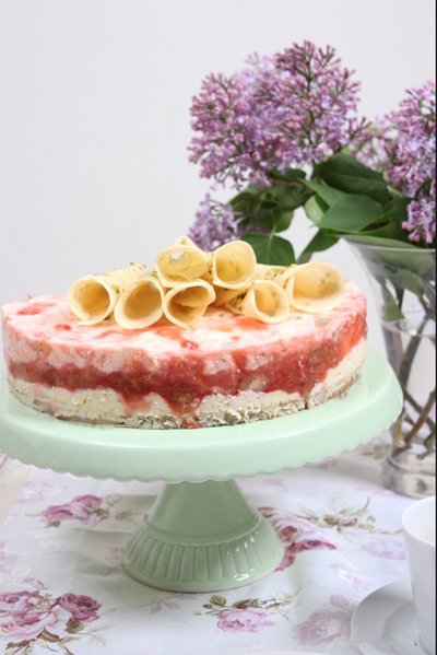 IMG Rhabarber Topfenmousse Torte mit Hippenröllchen Rezept