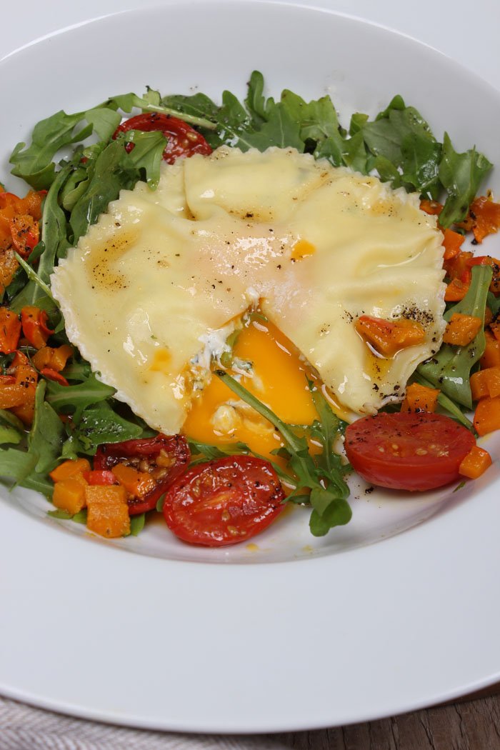 Riesen Ravioli mit Ricotta-Kräuter Füllung, Eigelb, garniert mit Rucula ...