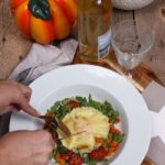 IMG Riesen Ravioli mit Ricotta Kräuter Füllung Eigelb garniert mit Rucula Kürbis Ofentomaten Salbeibutter 2