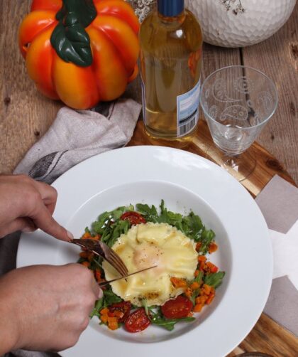 IMG Riesen Ravioli mit Ricotta Kräuter Füllung Eigelb garniert mit Rucula Kürbis Ofentomaten Salbeibutter 2