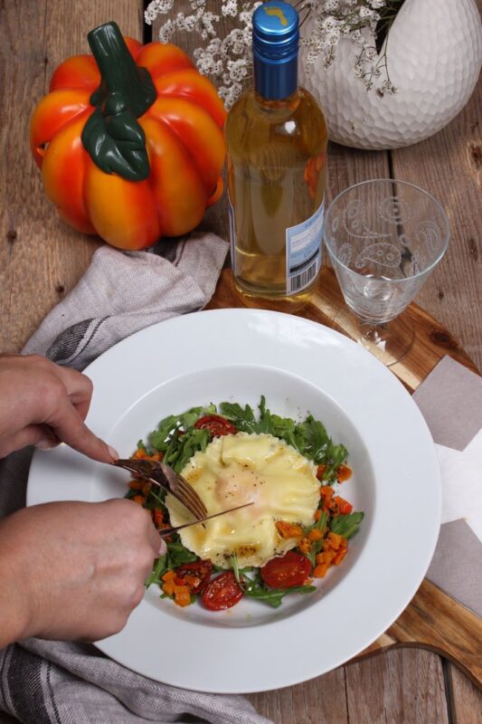 Riesen Ravioli mit Ricotta Kräuter Füllung Eigelb garniert mit Rucula Kürbis Ofentomaten Salbeibutter 2