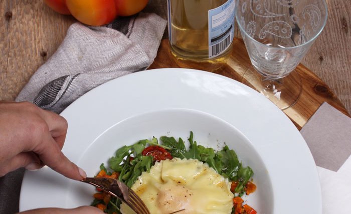 IMG Riesen Ravioli mit Ricotta Kräuter Füllung Eigelb garniert mit Rucula Kürbis Ofentomaten Salbeibutter 2