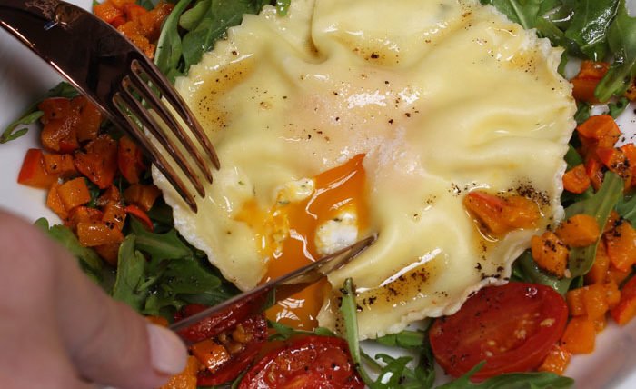 IMG Riesen Ravioli mit Ricotta Kräuter Füllung Eigelb garniert mit Rucula Kürbis Ofentomaten Salbeibutter 3