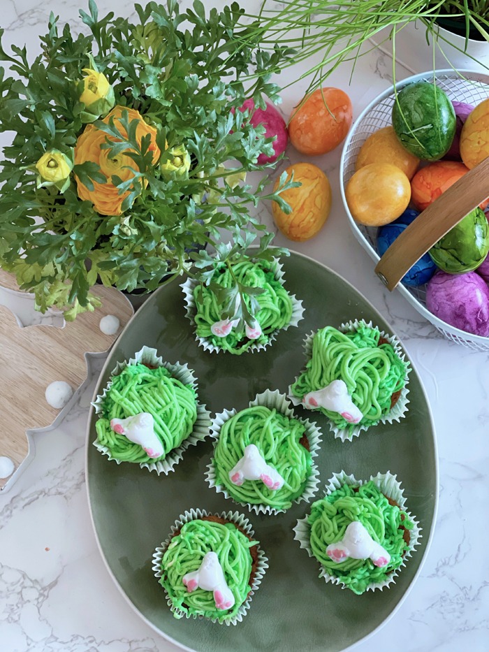 Rübli-cupcakes mit mandeln und osterhasen