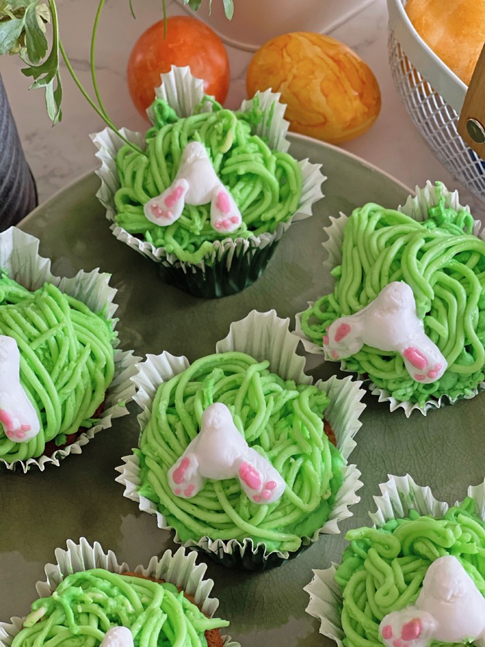 Rübli-cupcakes mit mandeln und osterhasen