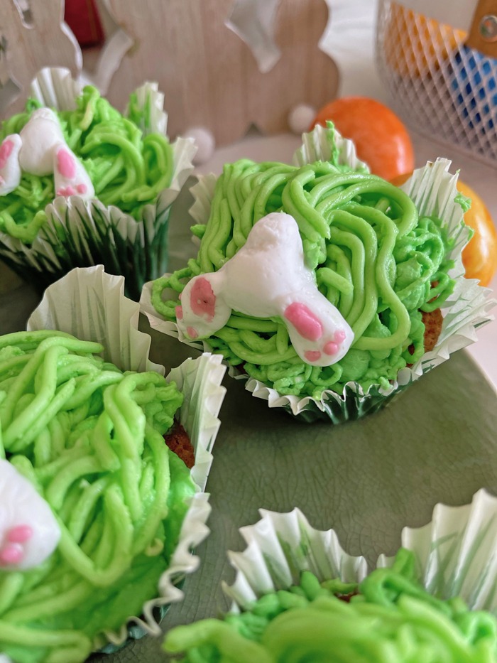 Rübli-cupcakes mit mandeln und osterhasen