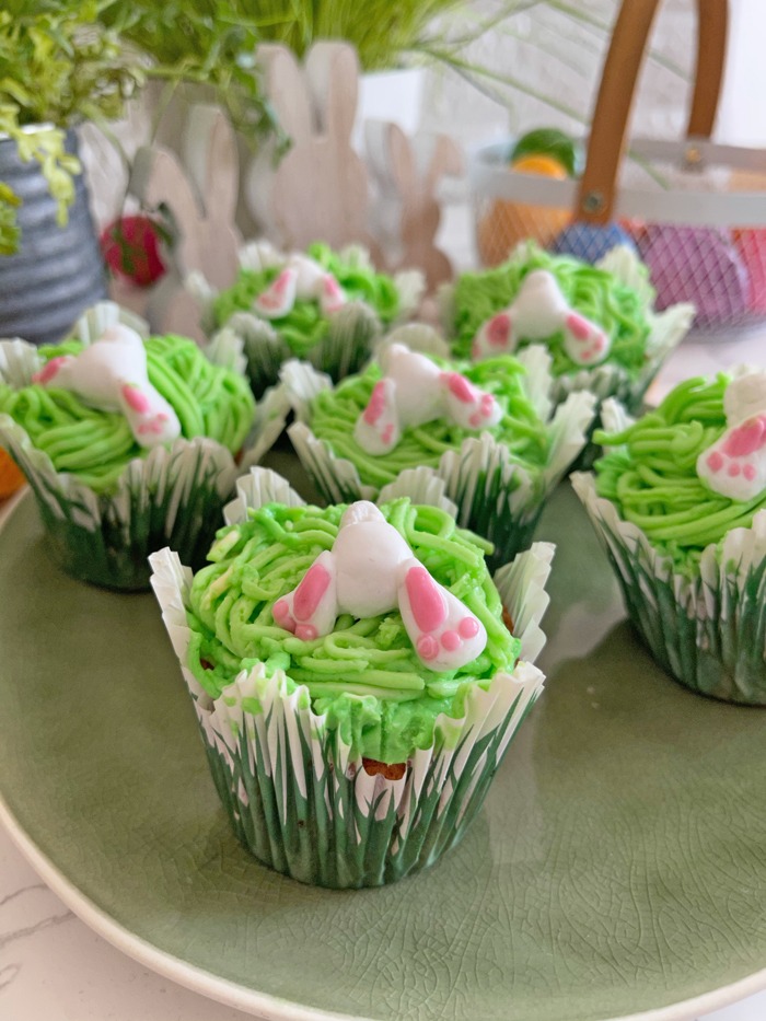 Rübli-cupcakes mit mandeln und osterhasen