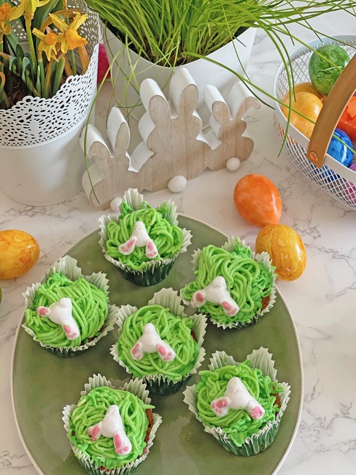 Super leckere Rübli-Cupcakes mit Mandeln und Osterhasen