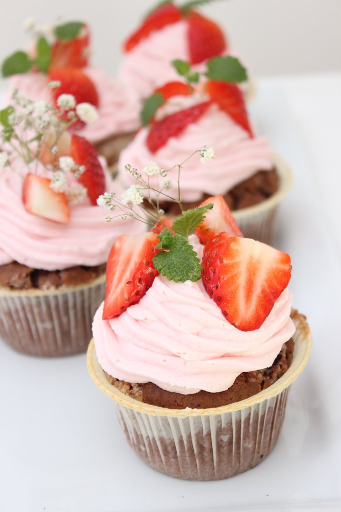 Schokoladen-erdbeer-cupcakes