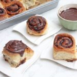 Entdecke das Rezept für himmlische Schokoladen-Zimtschnecken mit Schokoladenglasur