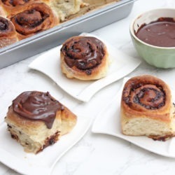 Himmlische schokoladen-zimtschnecken mit schokoladenglasur 2
