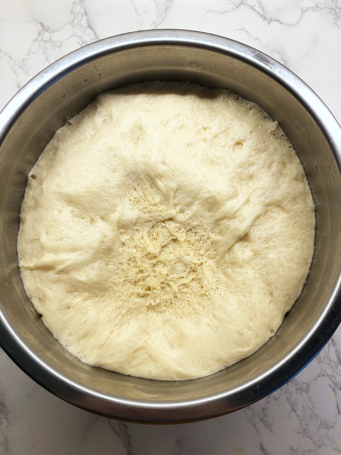 Schokoladen-zimtschnecken mit schokoladenglasur