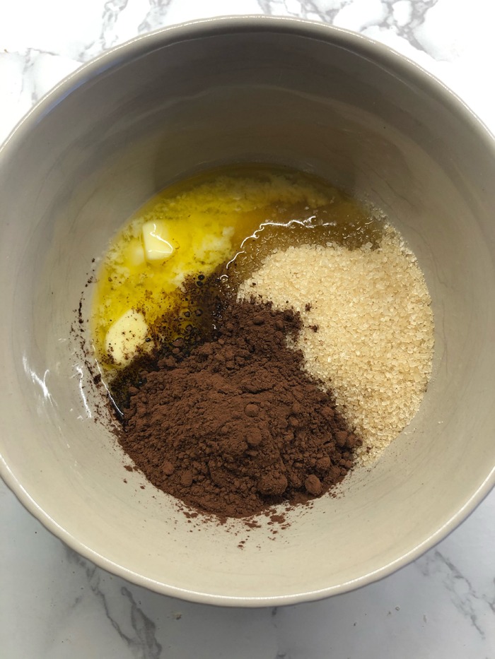 Schokoladen-zimtschnecken mit schokoladenglasur
