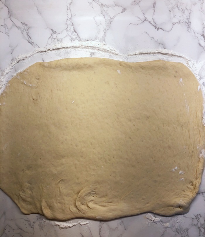 Schokoladen-zimtschnecken mit schokoladenglasur