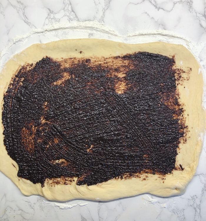 Schokoladen-zimtschnecken mit schokoladenglasur