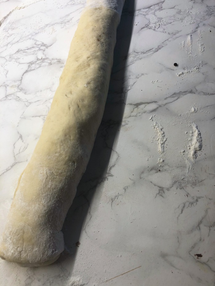 Schokoladen-zimtschnecken mit schokoladenglasur