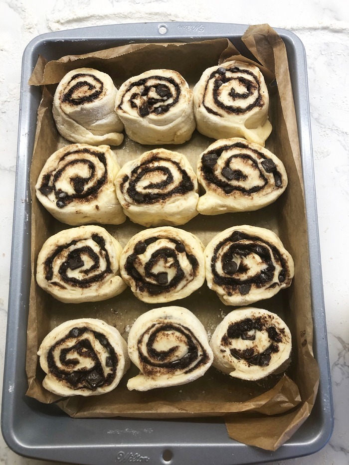 Schokoladen-zimtschnecken mit schokoladenglasur