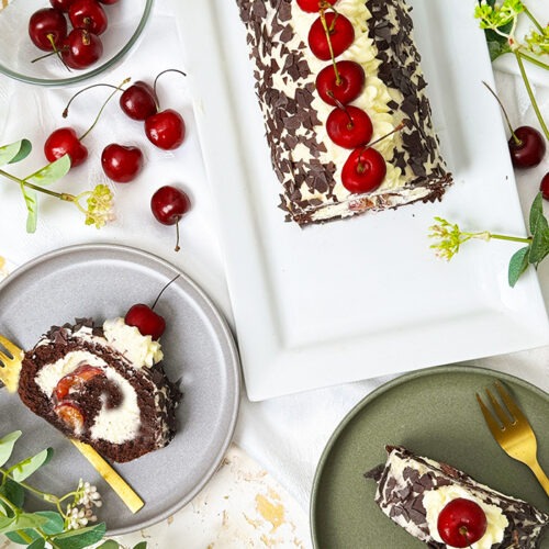 IMG Schwarzwaelder Kirschrolle mit Biskuitteig Rezept 03