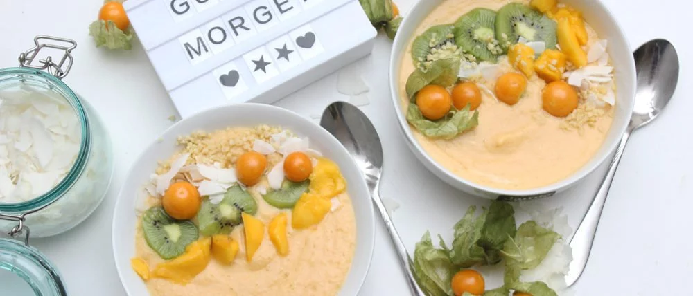 Leckere smoothie bowl mit melone, papaya, mango und skyr 4
