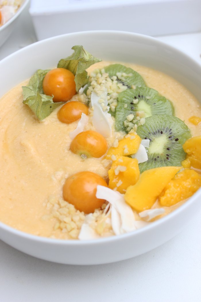 Smoothie bowl mit melone, papaya, mango, skyr - exotisch lecker