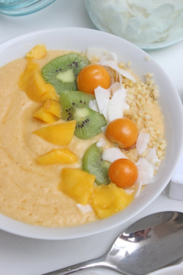 Smoothie Bowl mit Melone, Papaya, Mango, Skyr - Exotisch lecker