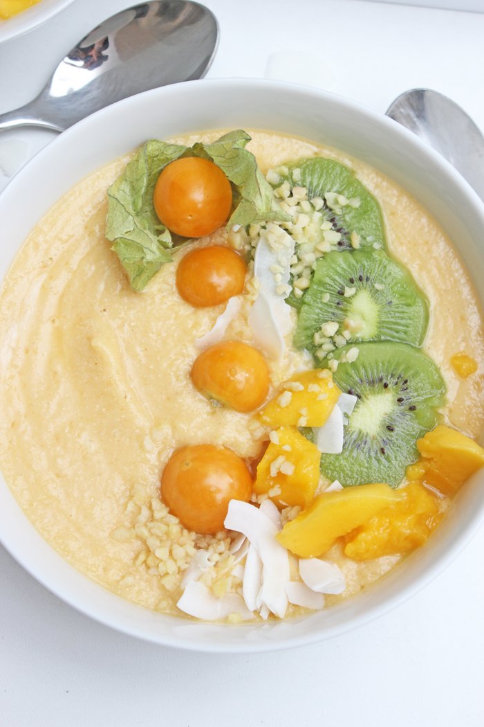 Leckere smoothie bowl mit melone, papaya, mango und skyr 2