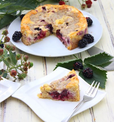 So backst du diesen fruchtigen Brombeer-Streuselkuchen