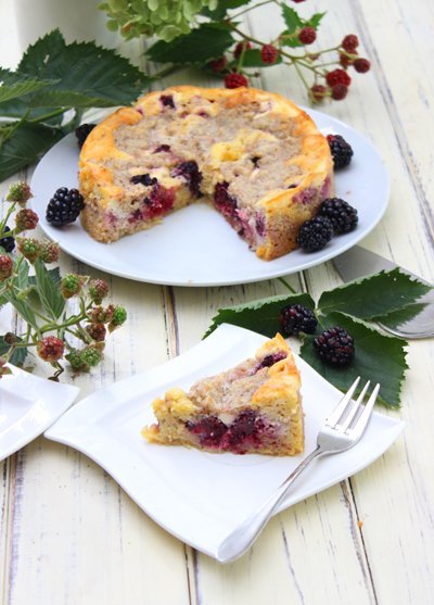 So backst du diesen fruchtigen Brombeer-Streuselkuchen