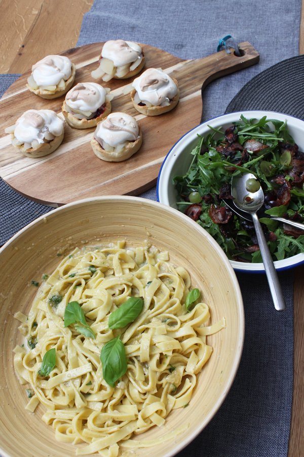 Sommerpasta, Ruculasalat mit Kräutern und Birnentörtchen alla Jamie Oliver 30 Minuten Menü
