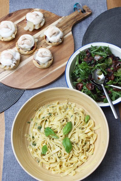 Sommerpasta, Ruculasalat mit Kräutern und Birnentörtchen alla Jamie Oliver 30 Minuten Menü 2