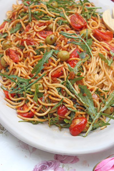 Spaghetti-Salat mit Tomaten, Oliven und Rucola in 20 Minuten