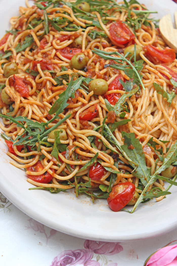 Spaghetti-Salat mit Tomaten, Oliven und Rucola