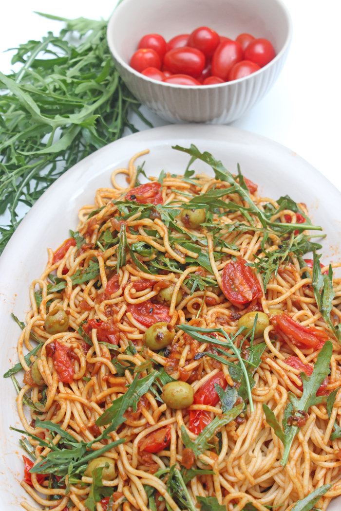 Spaghetti-Salat mit Tomaten, Oliven und Rucola