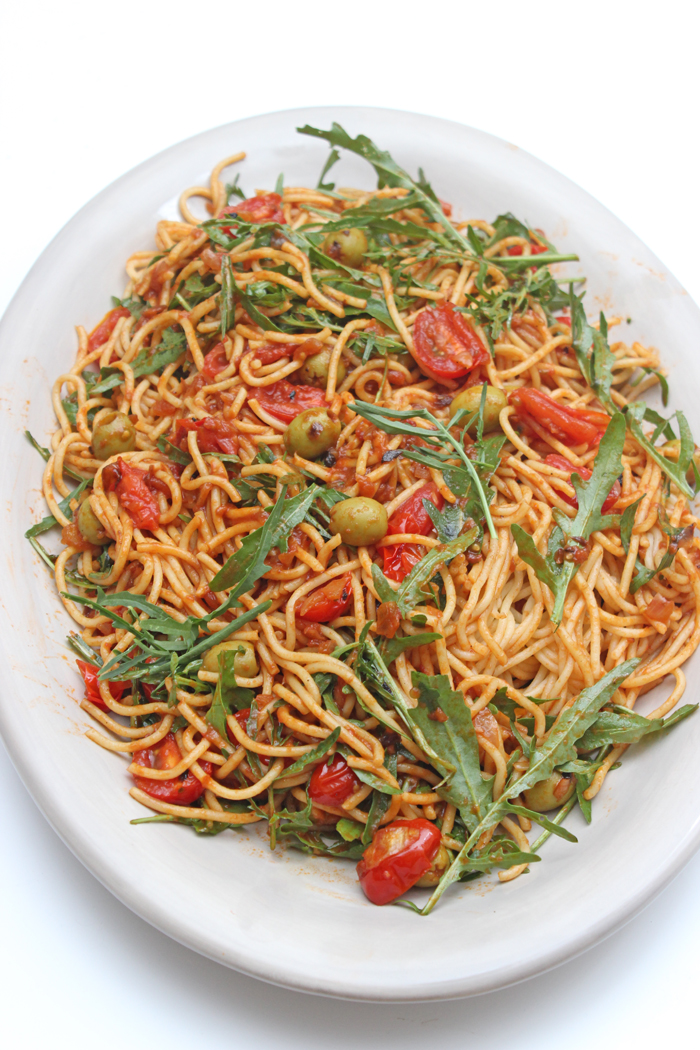Spaghetti-salat mit tomaten, oliven und rucola
