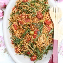 IMG Spaghetti Salat mit Tomaten Oliven und Rucola TL