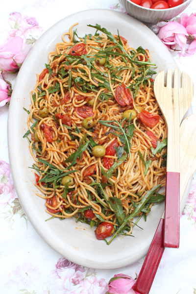 Spaghetti-salat mit tomaten, oliven und rucola in 20 minuten 5