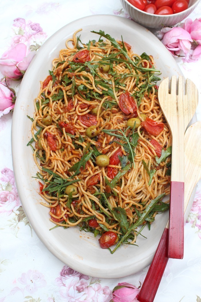 Spaghetti-Salat mit Tomaten, Oliven und Rucola