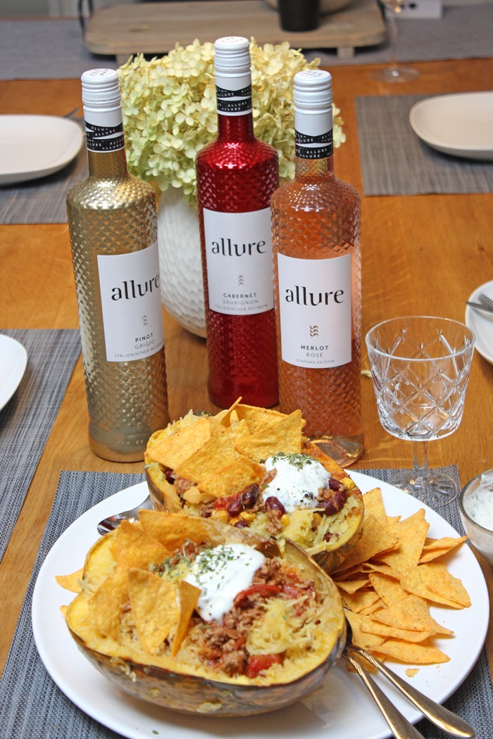 Spaghettikürbis mit chili con carne und tortilla-chips 