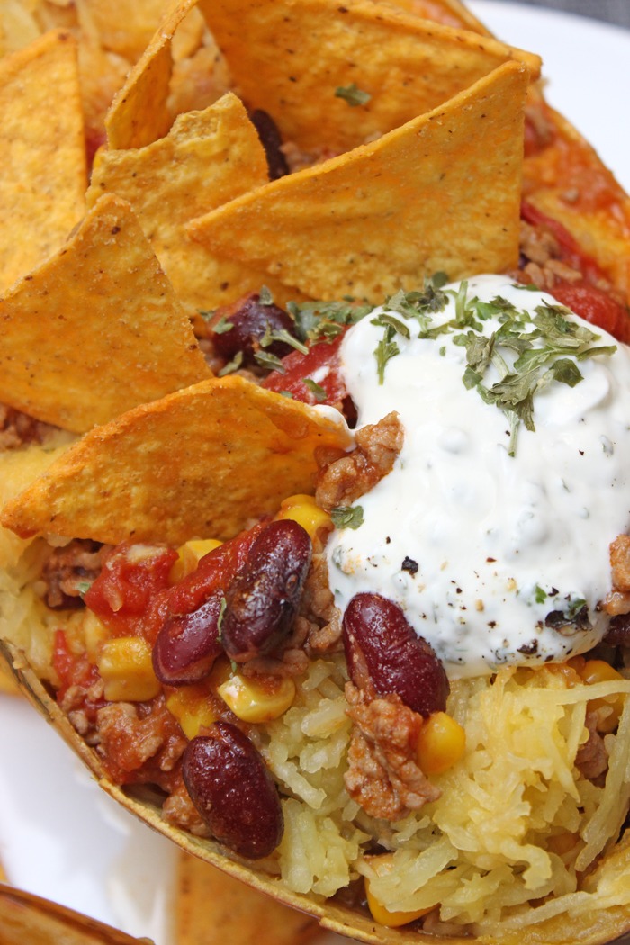 Spaghettikürbis mit chili con carne und tortilla-chips 