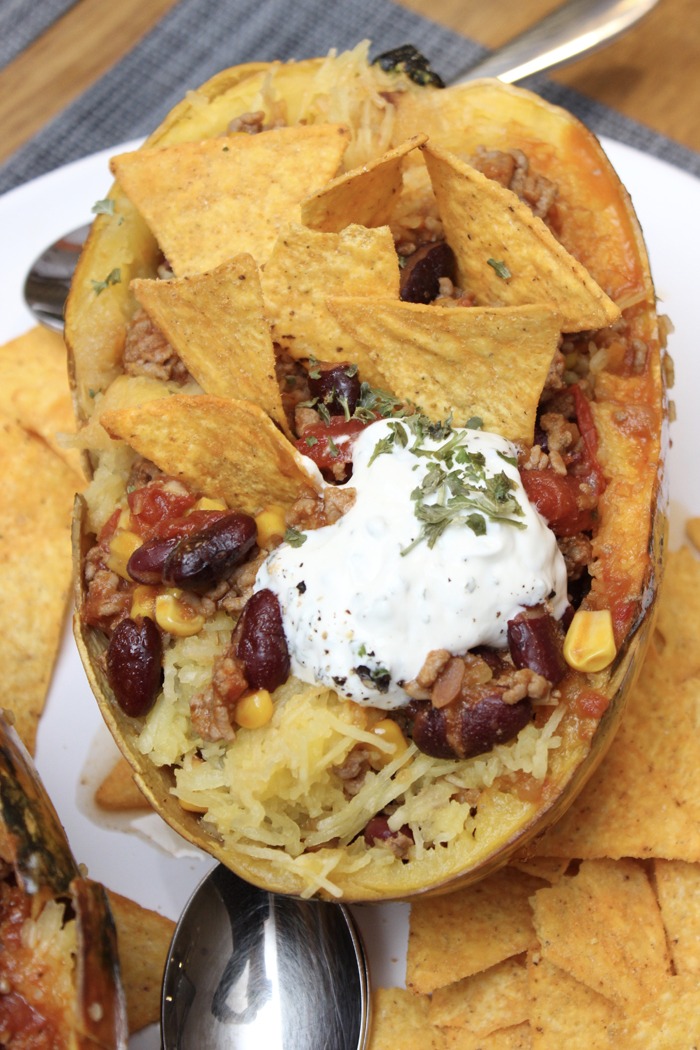Spaghettikürbis mit chili con carne und tortilla-chips 