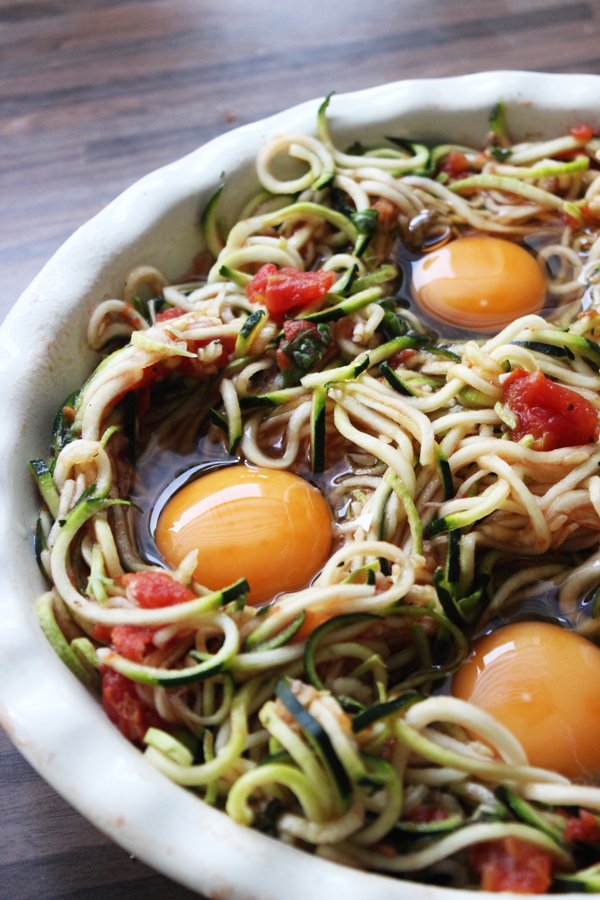 Low Carb Rezept: Zucchini-Zoodles in Tomatensauce und Spiegelei 