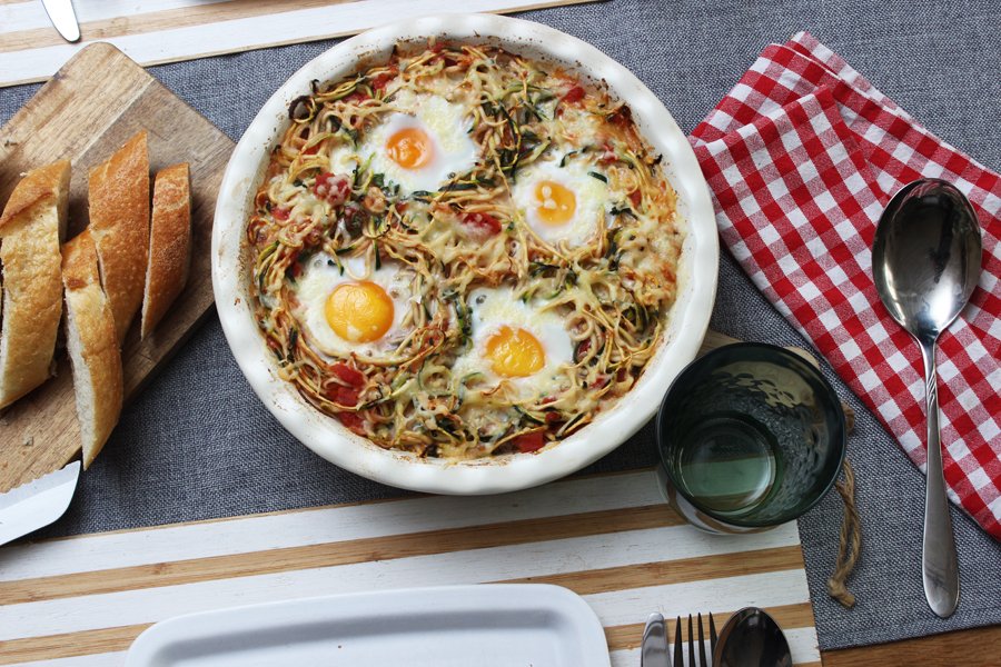 Low Carb Rezept: Zucchini-Zoodles in Tomatensauce und Spiegelei 
