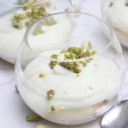 IMG Sponge Cake mit Milchcreme und Pistazienkrokant Dessert im Glas 02