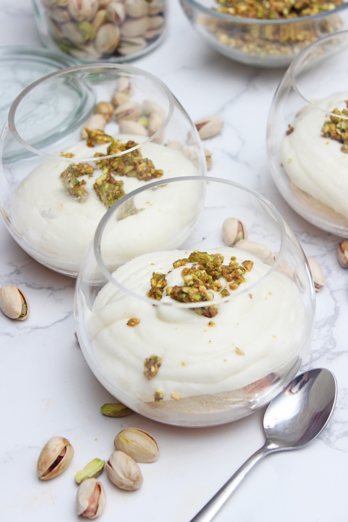 Sponge Cake mit Milchcreme und Pistazienkrokant - Dessert im Glas