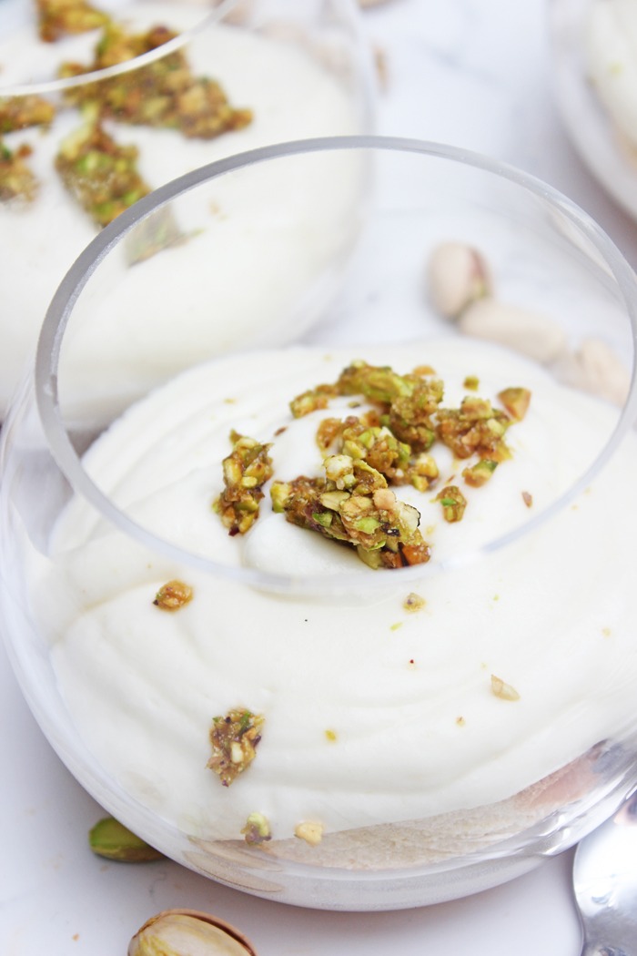 Sponge Cake mit Milchcreme und Pistazienkrokant - Dessert im Glas