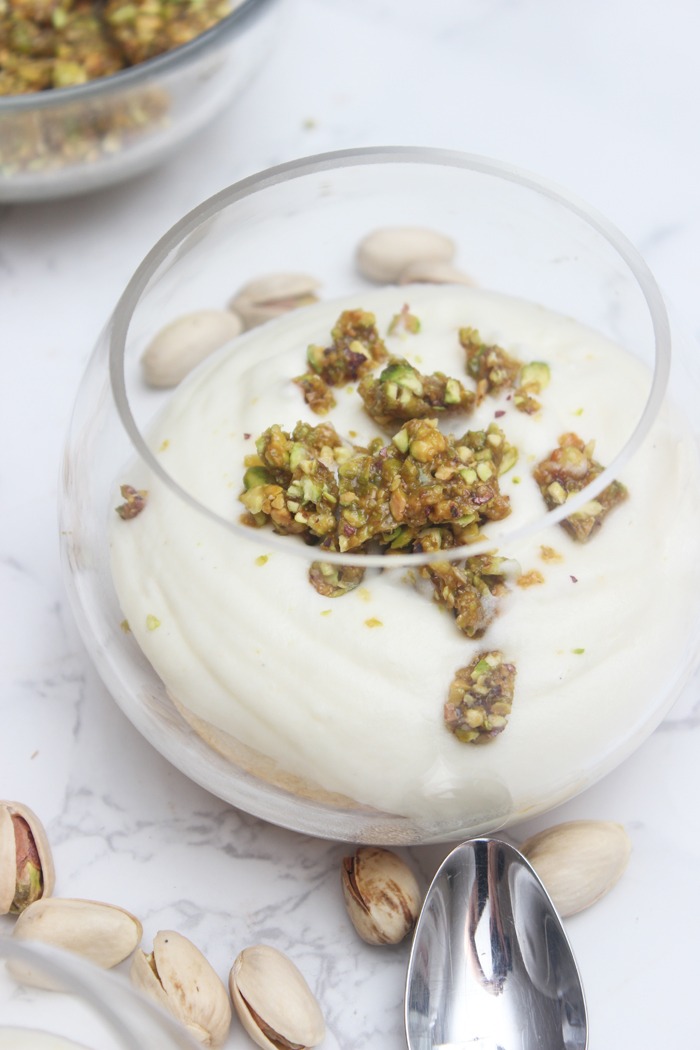 Sponge Cake mit Milchcreme und Pistazienkrokant - Dessert im Glas