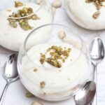 IMG Sponge Cake mit Milchcreme und Pistazienkrokant Dessert im Glas tlb
