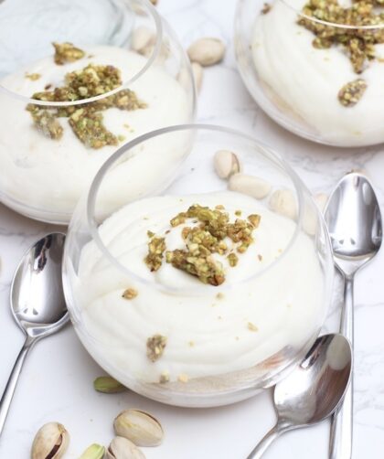 IMG Sponge Cake mit Milchcreme und Pistazienkrokant Dessert im Glas tlb