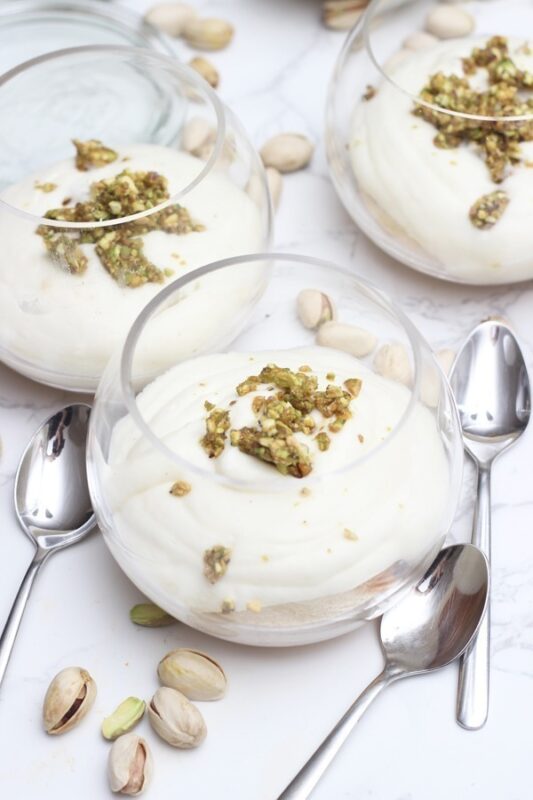 IMG Sponge Cake mit Milchcreme und Pistazienkrokant Dessert im Glas tlb