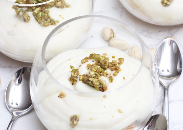 IMG Sponge Cake mit Milchcreme und Pistazienkrokant Dessert im Glas tlb